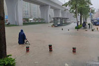 通宵值守 冒雨作業 一線搶險人員徹夜排澇